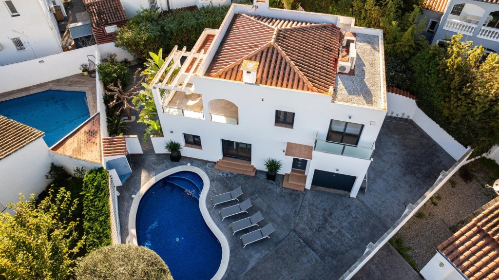 Imagen 1 de Casa moderna con cuatro habitaciones