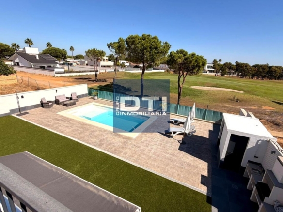 Imagen 2 de Chalet en venta o alquiler con piscina y vistas al campo de golf en La Monacilla