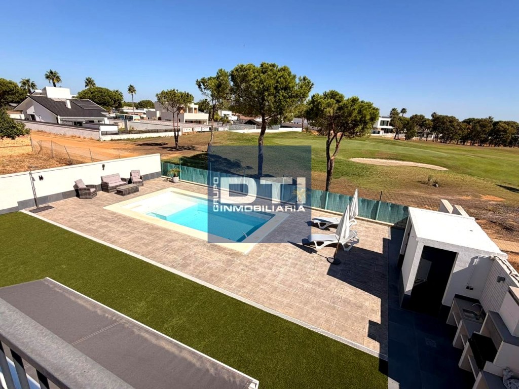 Imagen 2 de Chalet en venta o alquiler con piscina y vistas al campo de golf en La Monacilla