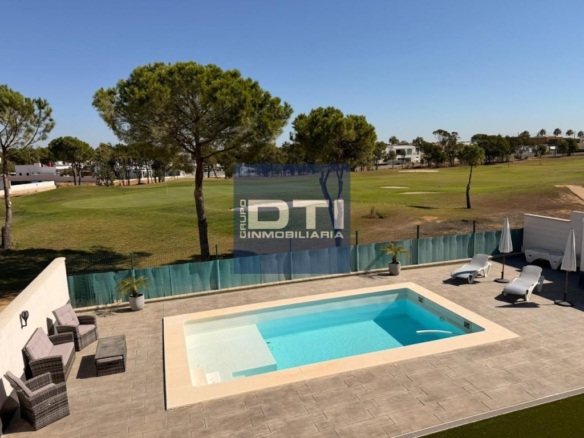 Imagen 2 de Chalet en venta o alquiler con piscina y vistas al campo de golf en La Monacilla