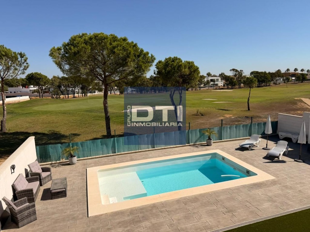 Imagen 2 de Chalet en venta o alquiler con piscina y vistas al campo de golf en La Monacilla