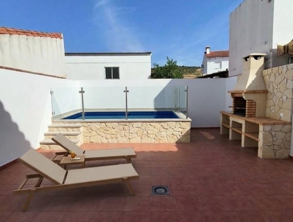 Imagen 1 de Estupenda casa adosada en Alanis con amplio patio!!!