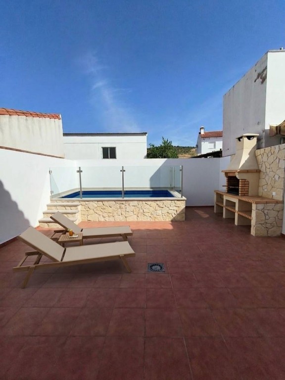 Imagen 1 de Estupenda casa adosada en Alanis con amplio patio!!!
