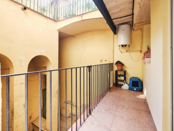 Imagen 4 de Amplio piso de 3 dormitorios con balcón junto a Plaza del Pedró