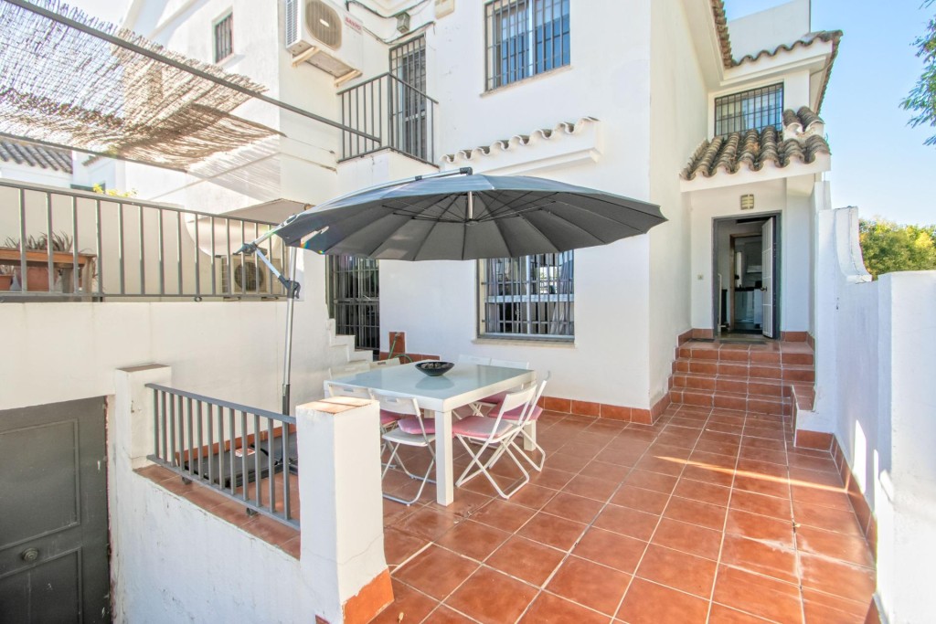 Imagen 2 de Estupenda vivienda pareada en Tomares en Urbanización Sport Aljarafe!!!