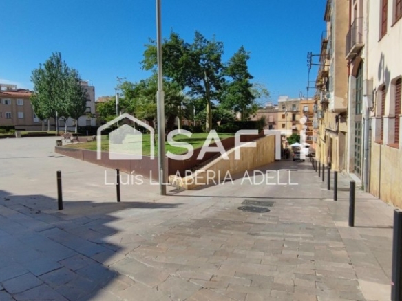 cerca de plaza con zona comercial