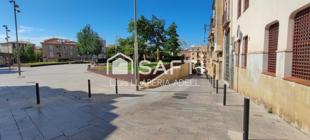 cerca de plaza con zona comercial