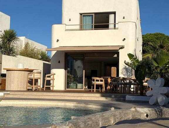 Imagen 1 de Villa de arquitecto de excepción en Empuriabrava