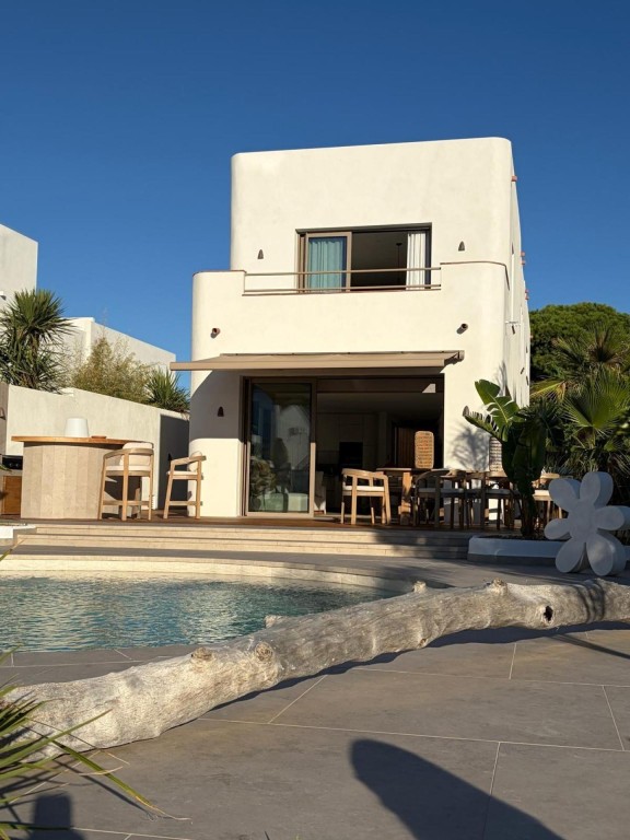 Imagen 1 de Villa de arquitecto de excepción en Empuriabrava