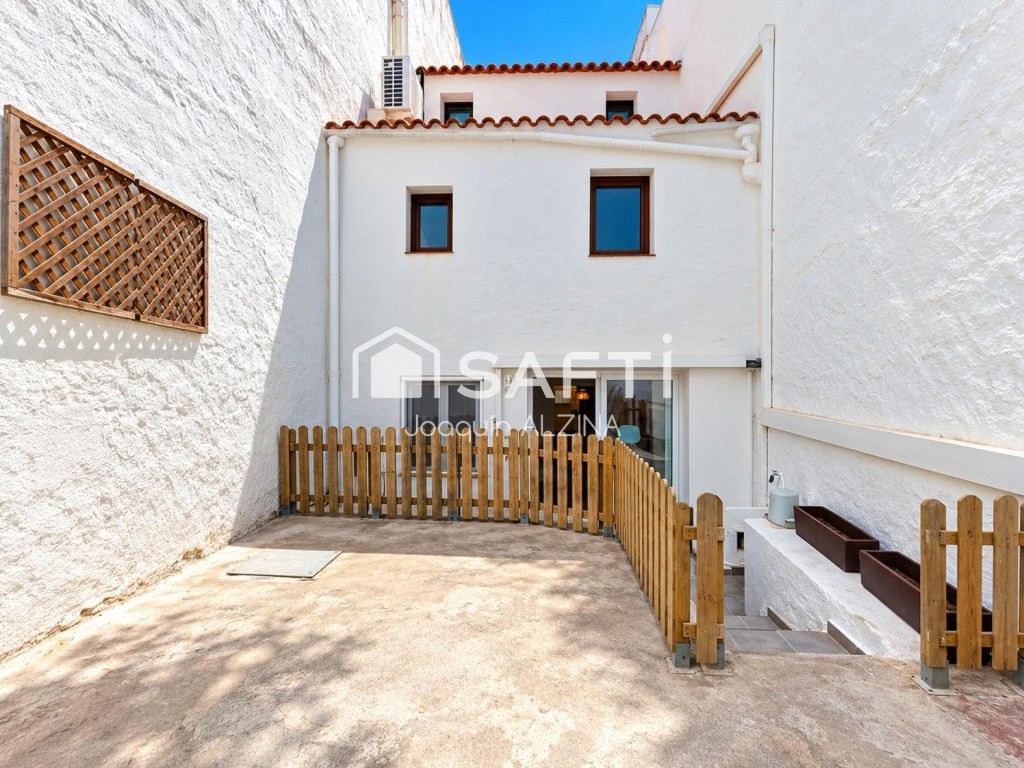 Imagen 2 de Casa céntrica con patio y 6 habitaciones en Mahón.