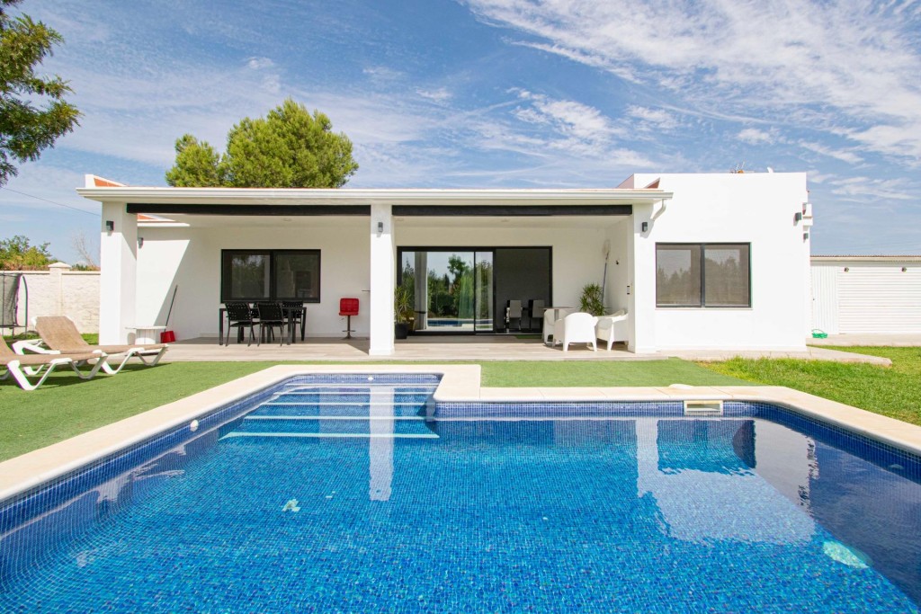Imagen 2 de Precioso chalet independiente en Sanlúcar La Mayor con Licencia VUT