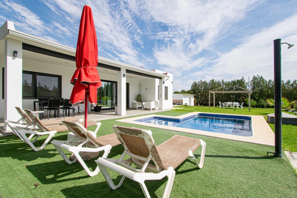 Imagen 3 de Precioso chalet independiente en Sanlúcar La Mayor con Licencia VUT