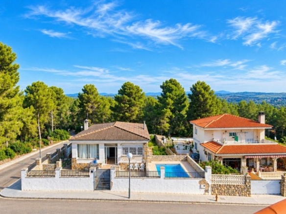Imagen 2 de Espectacular Chalet Adosado con Piscina