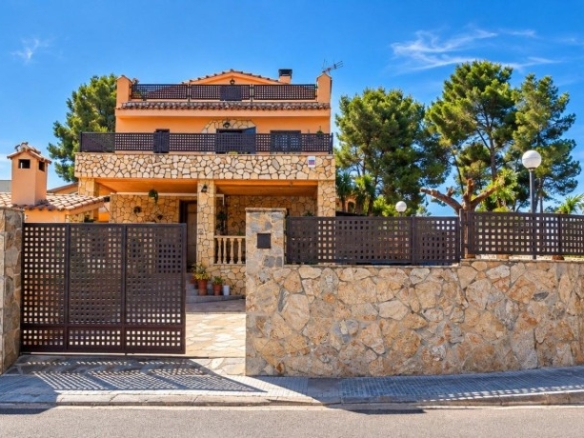 Imagen 1 de Espectacular Chalet Adosado con Piscina