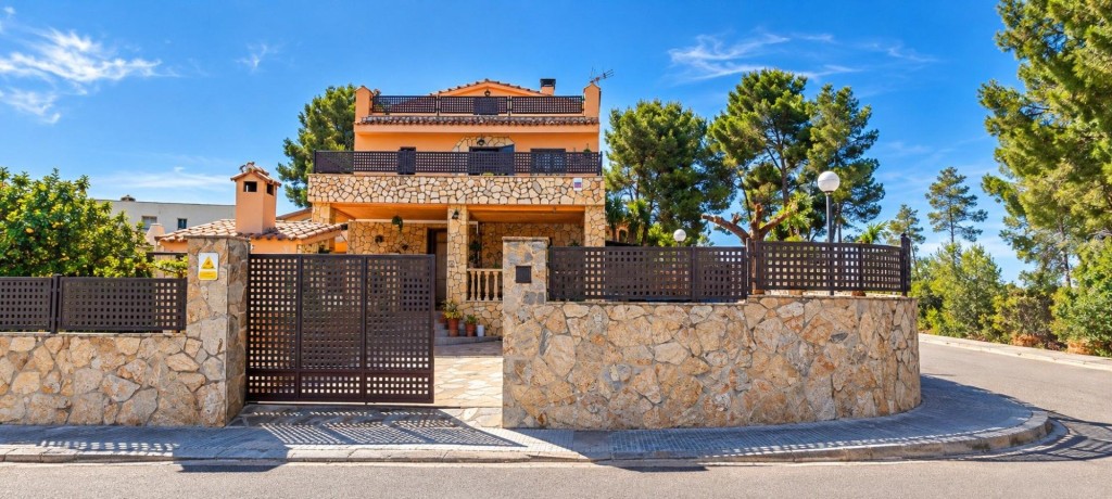 Imagen 1 de Espectacular Chalet Adosado con Piscina