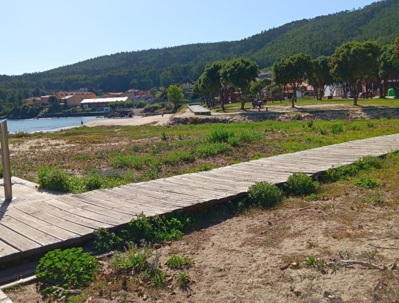 Imagen 2 de Oportunidad de inversión a pie de playa y con máxima visibilidad. En el camino de Santiago a 6 kilómetros de Finisterre.