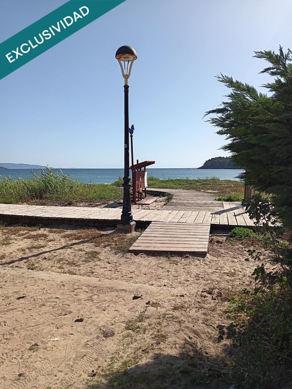 Imagen 3 de Oportunidad de inversión a pie de playa y con máxima visibilidad. En el camino de Santiago a 6 kilómetros de Finisterre.