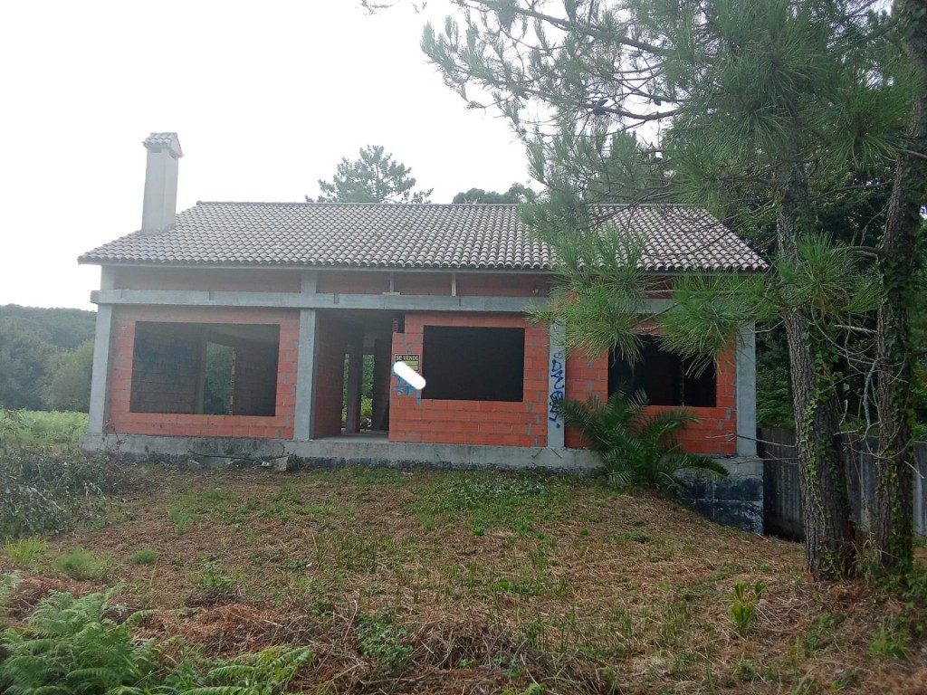 Imagen 1 de Finca Rústica con estructura de chalet en construcción a 5 minutos de la playa de "Langosteira" (Finisterre)
