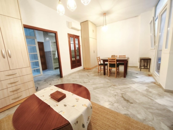 Imagen 2 de Estupendo piso en alquiler en El Arenal Sevillano con patio y garaje!!
