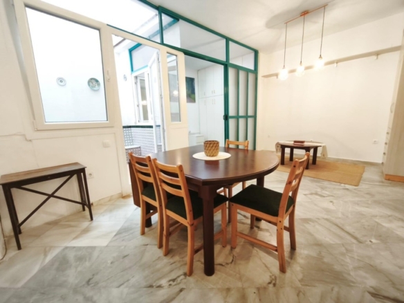 Imagen 1 de Estupendo piso en alquiler en El Arenal Sevillano con patio y garaje!!