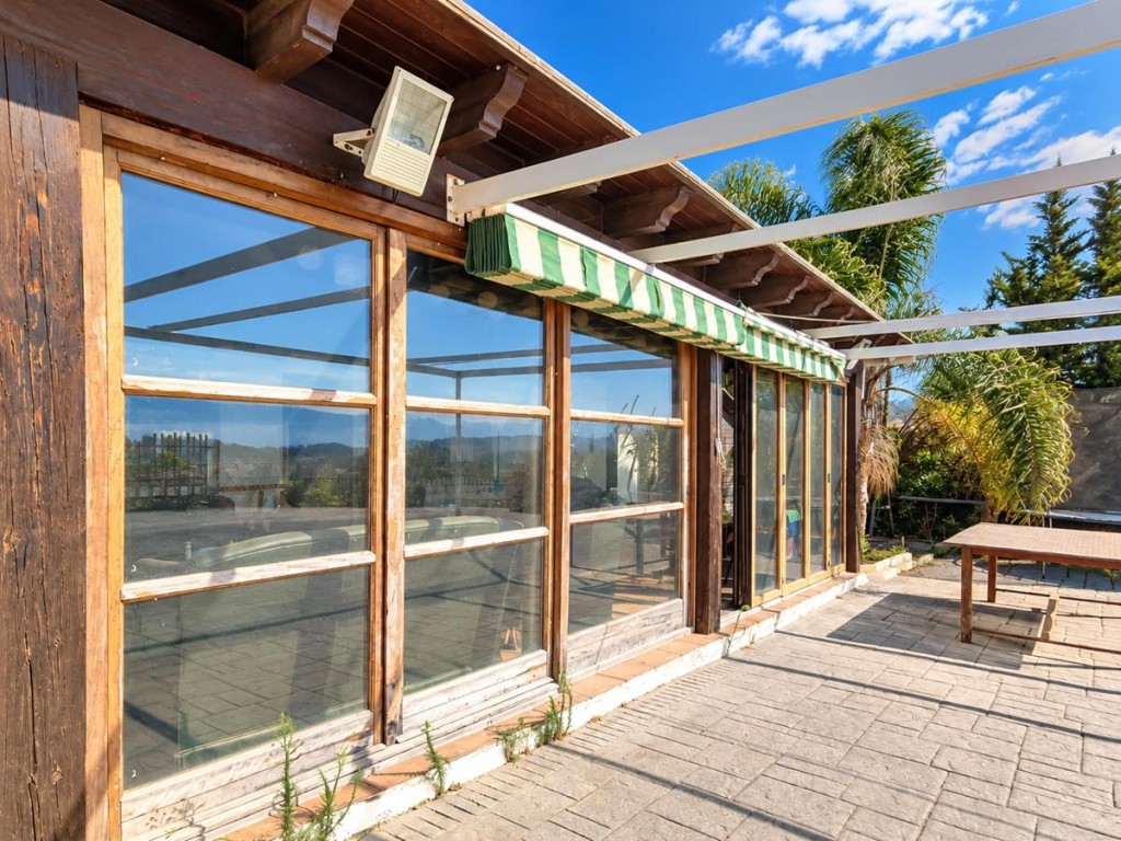 Imagen 2 de VENTA DE EXCEPCIONAL FINCA RÚSTICA CON GRAN PARCELA Y EDIFICACIONES EN ESTEPONA