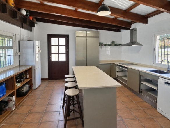 Imagen 1 de VENTA DE EXCEPCIONAL FINCA RÚSTICA CON GRAN PARCELA Y EDIFICACIONES EN ESTEPONA