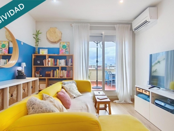 Imagen 2 de Ático reformado con terraza de 20 m²