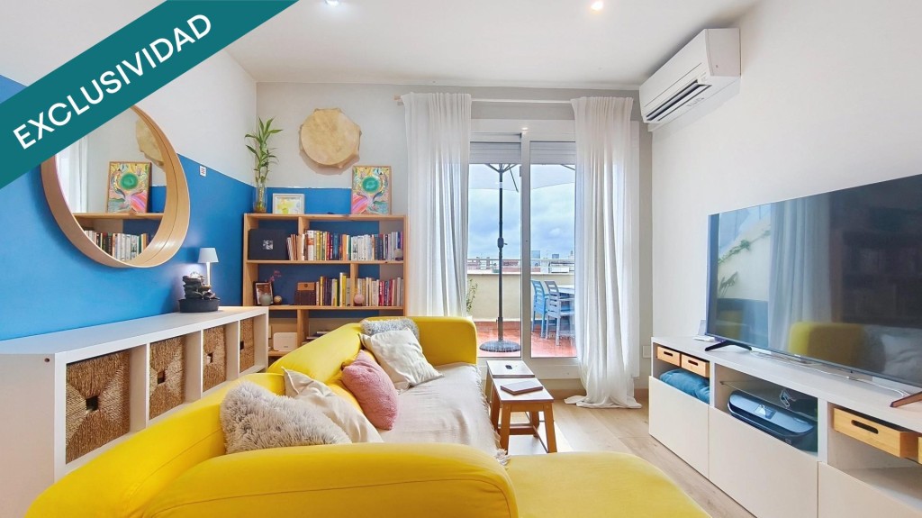 Imagen 2 de Ático reformado con terraza de 20 m²