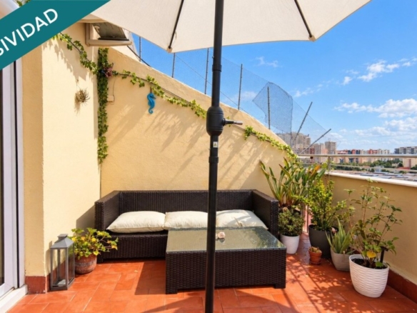 Imagen 1 de Ático reformado con terraza de 20 m²