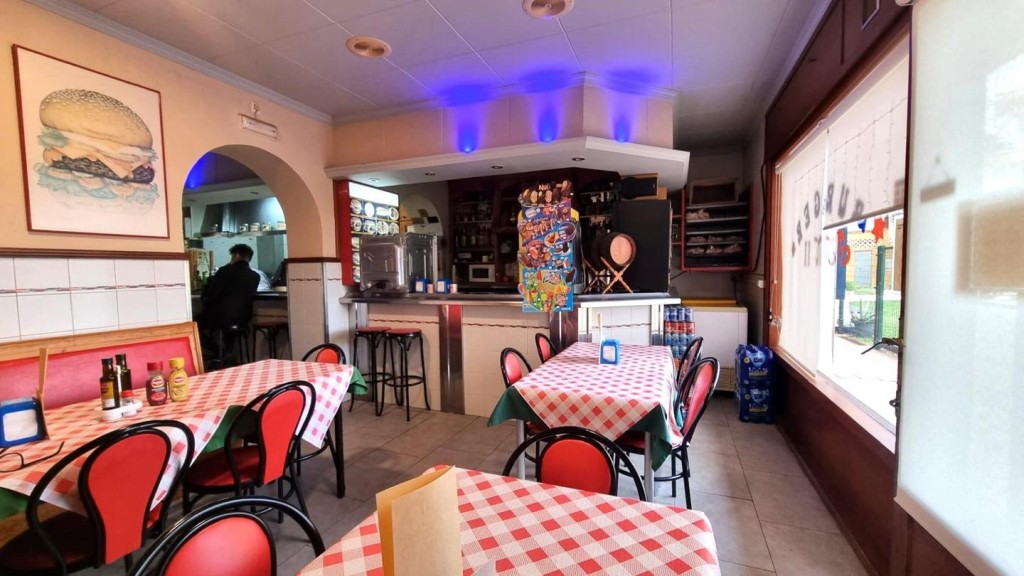 Imagen 2 de Restaurante Burger en plena actividad