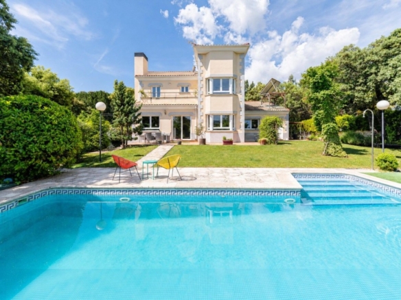 Imagen 1 de Exclusivo chalet individual con la mejor ubicación de la zona.