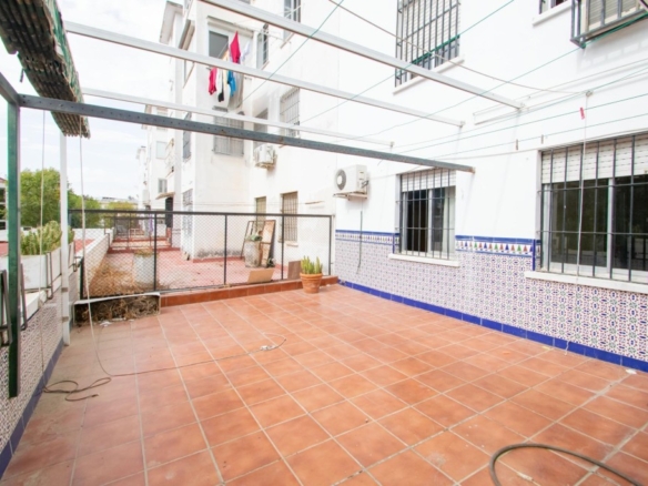 Imagen 2 de Magnífico piso junto Manuel Siurot con gran patio!!