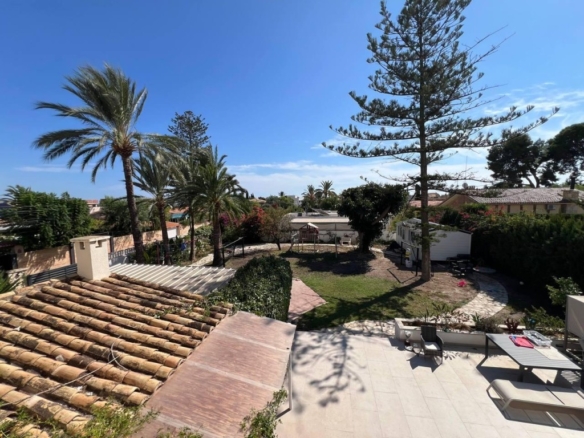Imagen 2 de EXCLUSIVA VILLA DE LUJO EN SAN JUAN: DOS CASAS INDEPENDIENTES Y OASIS PRIVADO