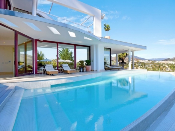 Imagen 1 de Preciosa villa a pies de campos de golf.
