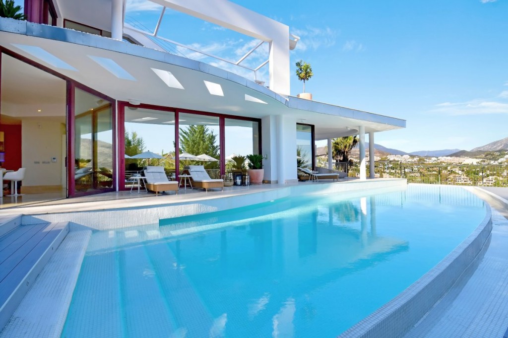 Imagen 1 de Preciosa villa a pies de campos de golf.