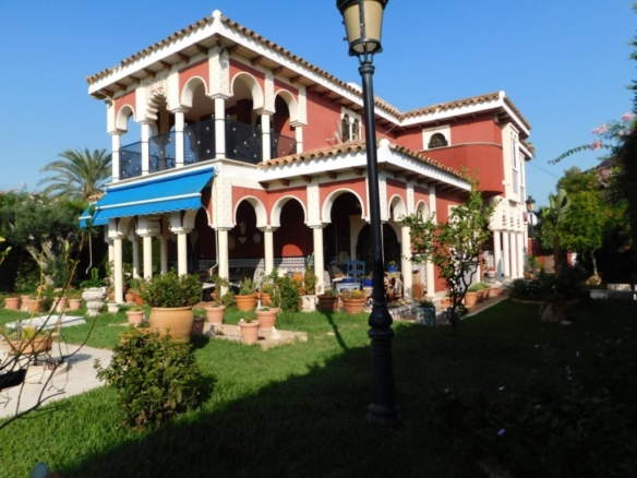 Imagen 2 de VENTA - VILLA DE LUJO - TORREVIEJA - 6 DORMITORIOS - 5 BAÑOS - 328 M2 - PARCELA 1066 M2 - PISCINA - GARAJE