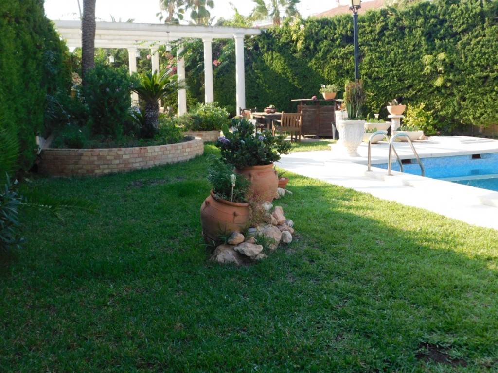 Imagen 4 de VENTA - VILLA DE LUJO - TORREVIEJA - 6 DORMITORIOS - 5 BAÑOS - 328 M2 - PARCELA 1066 M2 - PISCINA - GARAJE