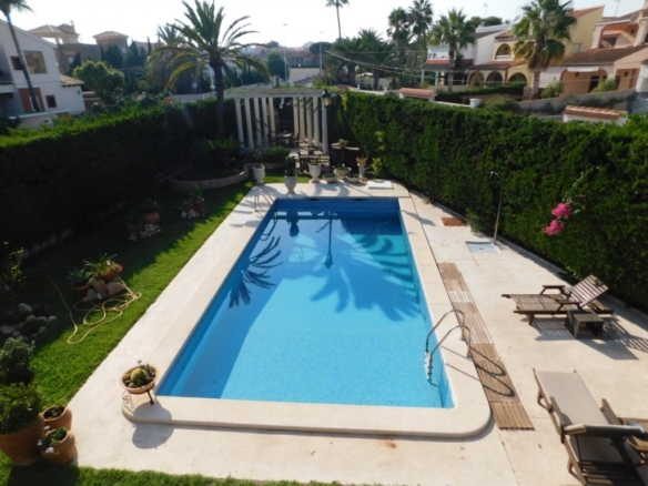 Imagen 1 de VENTA - VILLA DE LUJO - TORREVIEJA - 6 DORMITORIOS - 5 BAÑOS - 328 M2 - PARCELA 1066 M2 - PISCINA - GARAJE