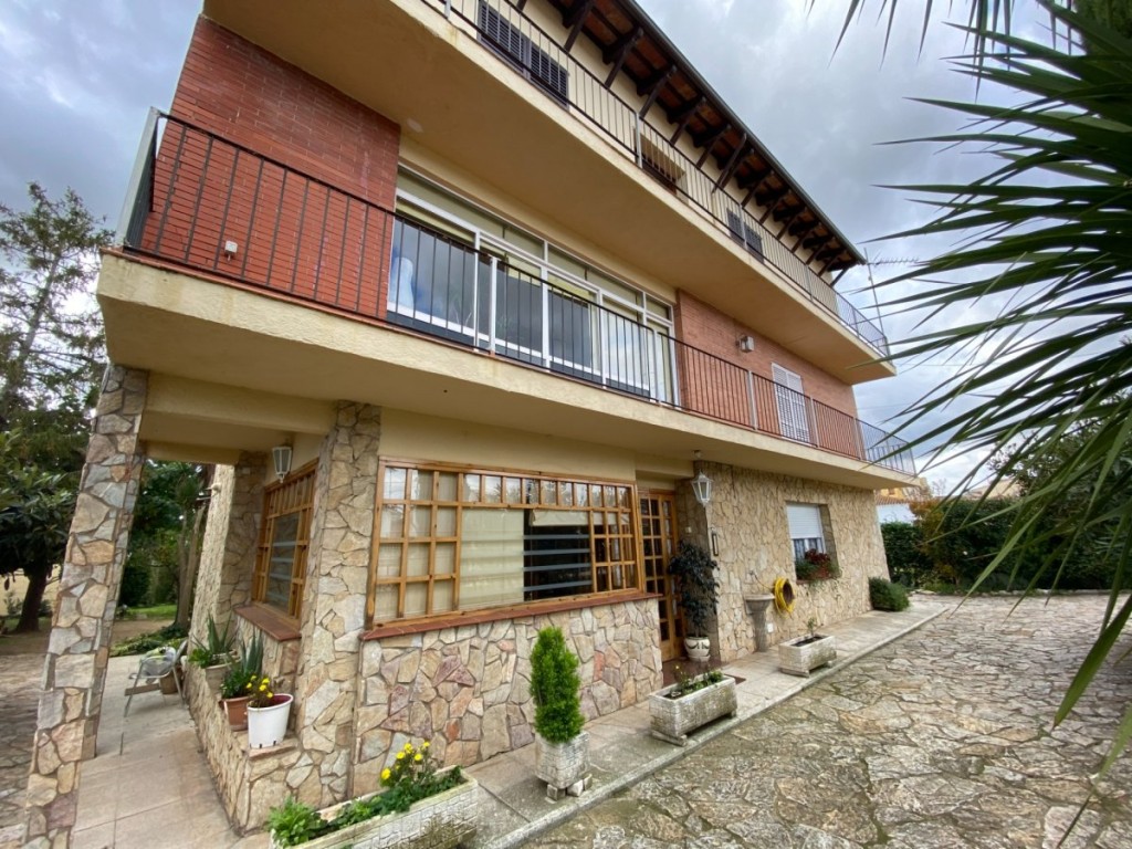 Imagen 3 de VENTA-CASA-VIDRERAS-5HAB-2ASEOS-1BAÑO