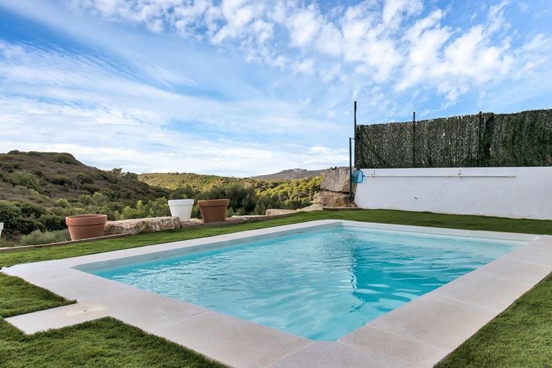 Imagen 4 de ESPECTACULAR VIVIENDA CON JARDÍN Y PISCINA PRIVADA EN CASARES COSTA