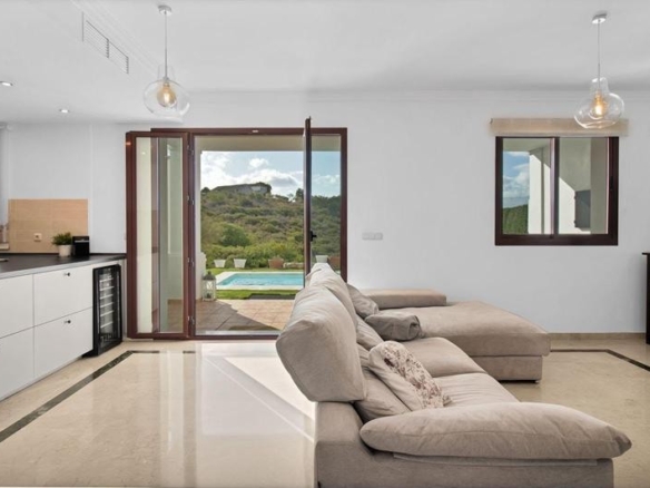 Imagen 3 de ALQUILER DE VIVIENDA CON JARDÍN Y PISCINA PRIVADA EN CASARES COSTA