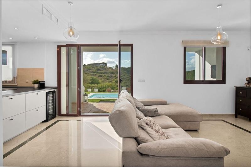 Imagen 3 de ALQUILER DE VIVIENDA CON JARDÍN Y PISCINA PRIVADA EN CASARES COSTA