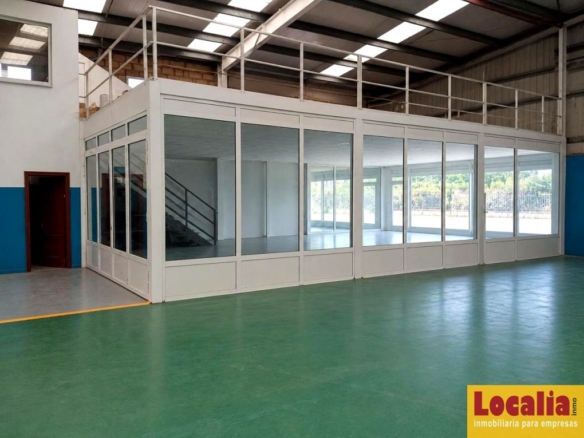 Imagen 2 de Venta de nave con oficinas y extensa campa