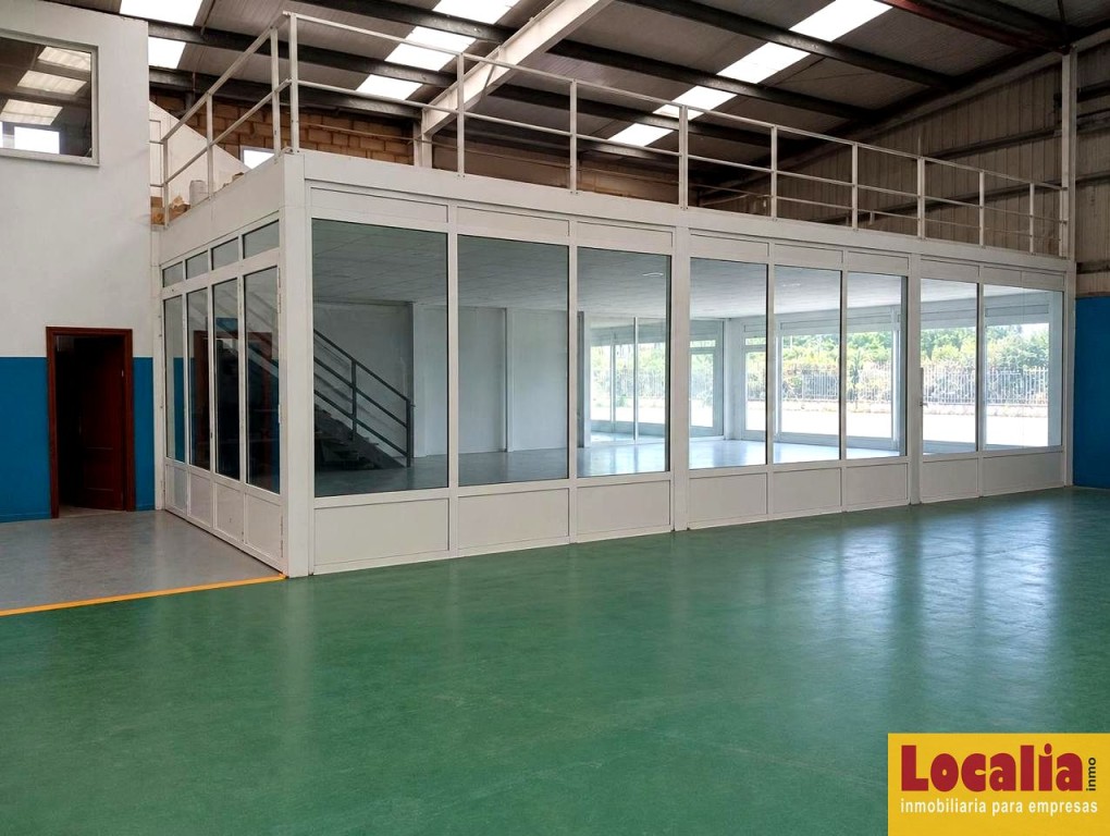 Imagen 2 de Venta de nave con oficinas y extensa campa