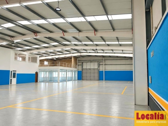 Imagen 1 de Venta de nave con oficinas y extensa campa