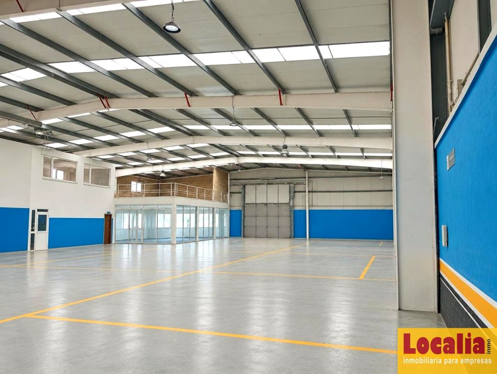 Imagen 1 de Venta de nave con oficinas y extensa campa