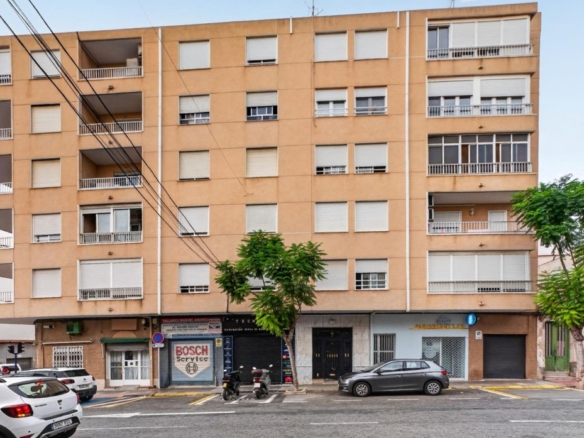 Imagen 2 de Ático en el centro de Torrevieja con terraza acristalada
