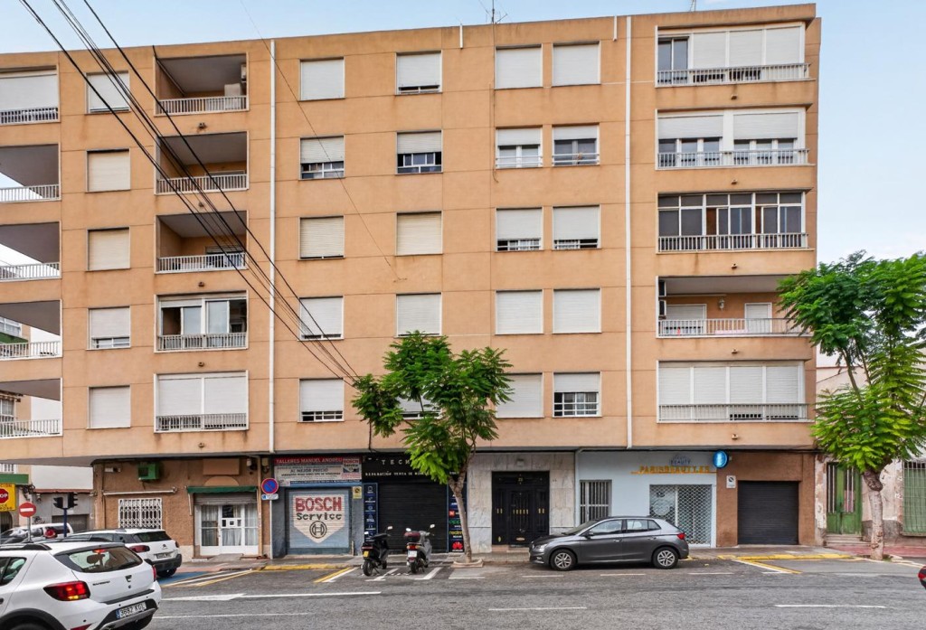 Imagen 2 de Ático en el centro de Torrevieja con terraza acristalada