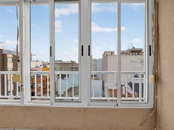 Imagen 4 de Ático en el centro de Torrevieja con terraza acristalada