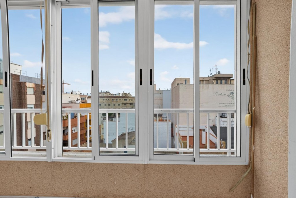 Imagen 4 de Ático en el centro de Torrevieja con terraza acristalada